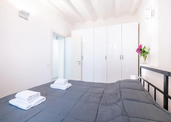 Guesthost - Bright And In *