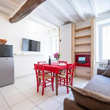 Guesthost - Bright And In Apartment Parma