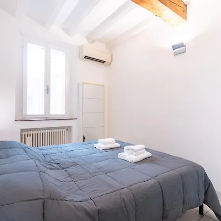 Guesthost - Bright And In Apartment