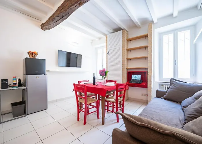 Guesthost - Bright And In Apartment Parma